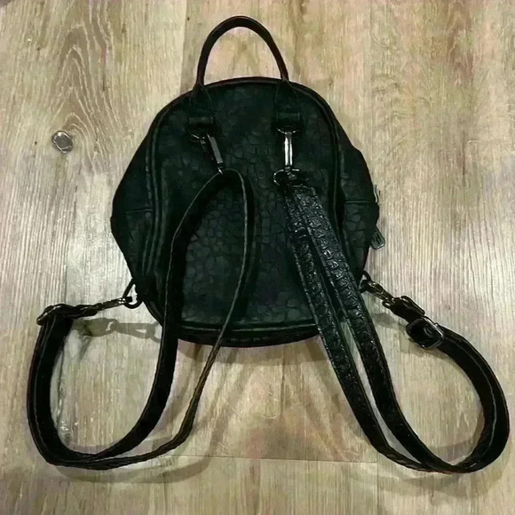 Adidas black animal print mini backpack with 2 zipper pockets - Picture 5 of 7